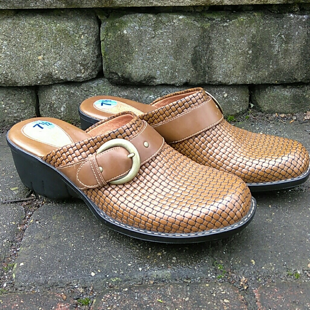 Clarks Artisan Woven Leather Brown Mules 7.5